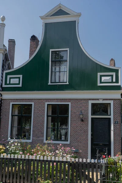 Исторический дачный дом в Заансе-Шансе, Нидерланды — стоковое фото