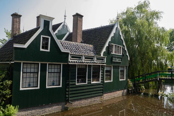 Casas tradicionales en el pueblo histórico de Zaanse Schans en el río Zaan en los Países Bajos — Foto de Stock