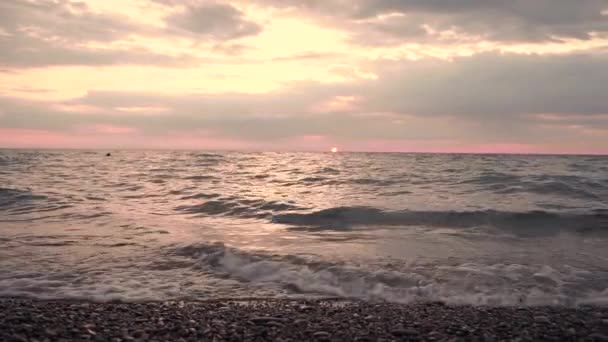 Belo Pôr Sol Mar Com Silhuetas Barco Horizonte Lento Movimento — Vídeo de Stock