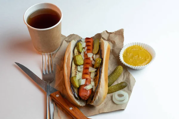 Business lunch hot dog, mustard and tea with cutlery. Street food. Fast food. BBQ. — Stock Photo, Image