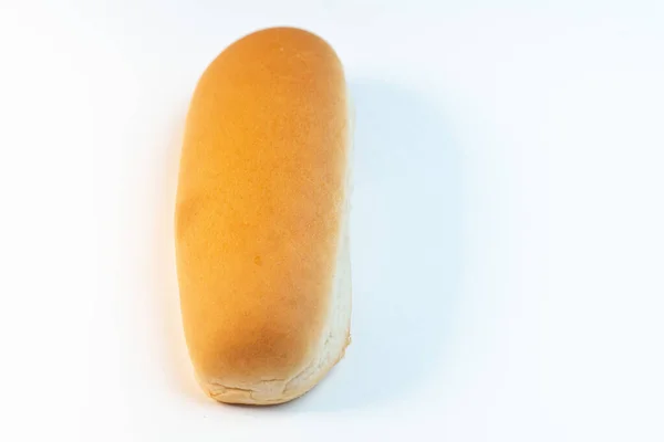Wit brood op geïsoleerde achtergrond. Bun voor hotdog. Bovenaanzicht. Een close-up. Ruimte voor tekst. — Stockfoto