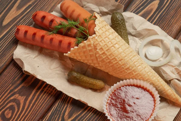 Embutidos fritos en una taza de gofres para helado — Foto de Stock