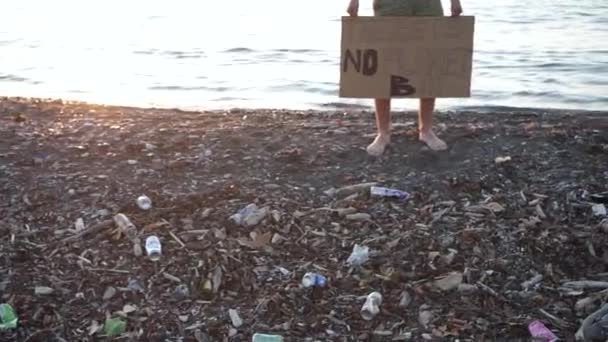 Junge Studentin Hält Plakat Mit Der Aufschrift Gibt Keinen Planeten — Stockvideo