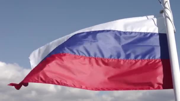 Russische Vlag Wapperend Wind Een Achtergrond Blauwe Lucht — Stockvideo