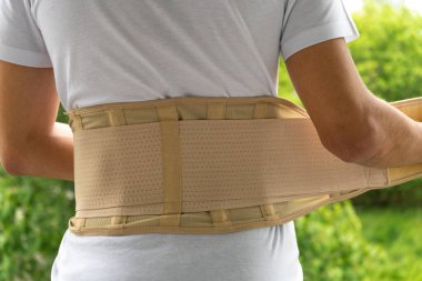 Ergenin biri ortopedik korse ya da korse takıyor. Sırt ağrısı, osteokondrosis.