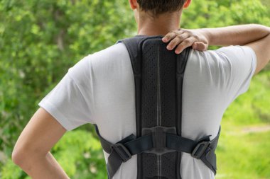 Ortopedik bel desteği korse ürünleri. Bel destek kemeri. Arka köprücük kemiği için duruş düzeltici. Belden destek kemeri.