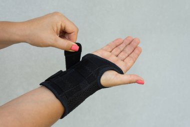 Ayarlanabilir kayışlar ve kayma tasarımı ile bileklik.