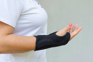 Siyah bileklik ya da korse, karpal tünel sendromu ya da orta sinir sıkışması, uyuşukluk eli tedavisi için kadınların eline takılır.
