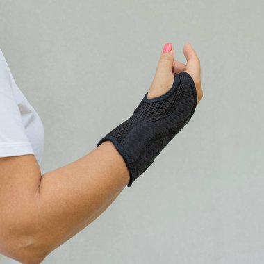 Bilek destekli ve eli hafif arka planda olan bir kadın..