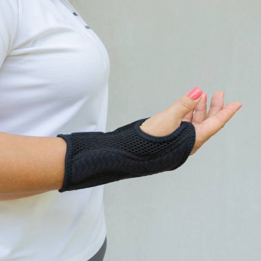 Siyah bileklik ya da korse, karpal tünel sendromu ya da orta sinir sıkışması, uyuşukluk eli tedavisi için kadınların eline takılır.