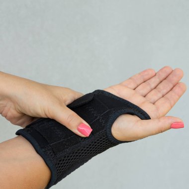 Hafif arka planda elle izole edilmiş bilek desteği. Antimikrobik bileklik.
