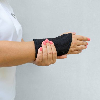 Hafif arkaplanda elle izole edilmiş bilek desteği.