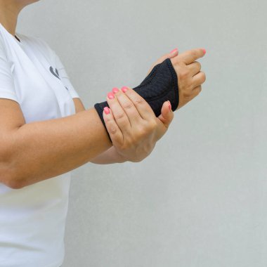 Hafif arkaplanda elle izole edilmiş bilek desteği.