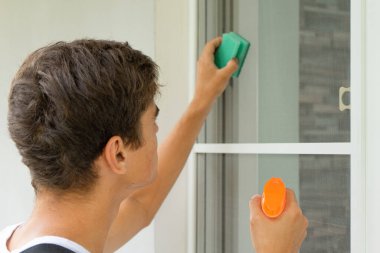 Genç bir işçi böcek ve sivrisineklere karşı koruyucu ağ yıkar. Hizmet hizmetinin kondominyumdaki konsepti