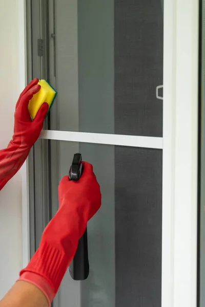 Las Manos Guantes Goma Lavan Mosquitera Del Polvo Suciedad Utilizando — Foto de Stock