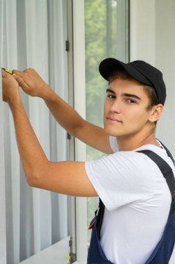 Pencere kurucu, inşaat işçisi, metal ve plastik pencere setleri