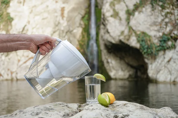 Кувшин Воды Мужчина Использует Кувшин Фильтром Очистки Воды Фоне Горной — стоковое фото