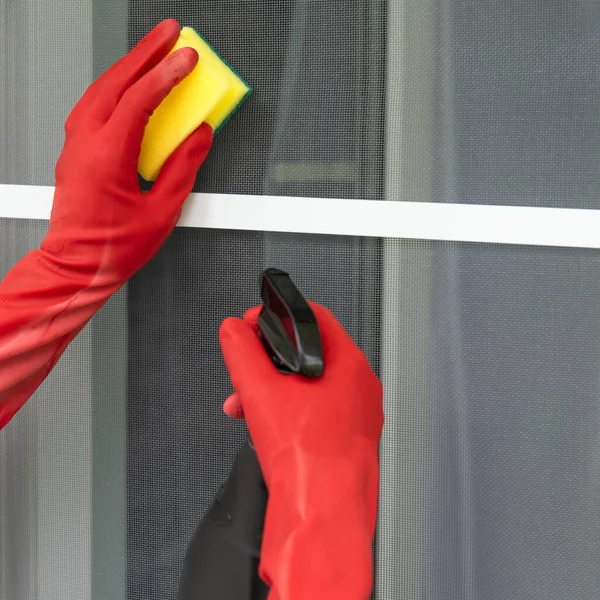 Trabajador Del Servicio Limpieza Con Guantes Goma Roja Limpia Mosquitera — Foto de Stock