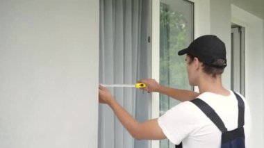 İş yerinde daha iyi. Plastik pencere kurma uzmanı boyutları kaldırır