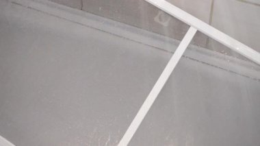 Banyoda cibinliği yıkıyorum.