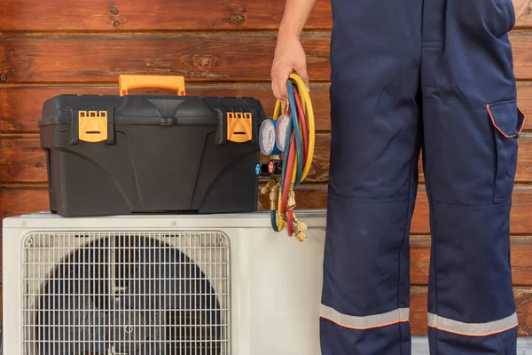 Klimaların onarımı, kurulumu ve bakımı için gerekli aletlere sahip bir klima tamircisi