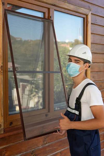 Tek Kullanımlık Tıbbi Maske Takan Genç Sorumluluk Sahibi Bir Işçi — Stok fotoğraf