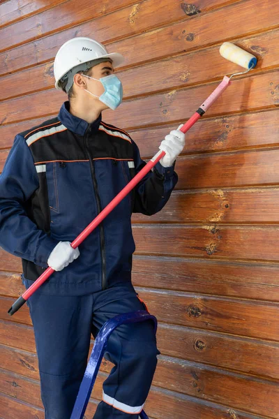 Een Bouwer Schilder Met Een Beschermend Wegwerpmasker Handschoenen Bedekt Muur — Stockfoto