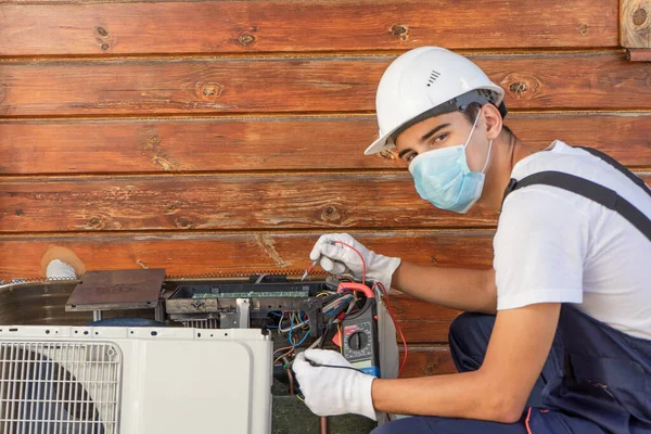 Ingeniero Eléctrico Que Lleva Puesto Casco Construcción Máscara Médica Desechable Imagen De Stock