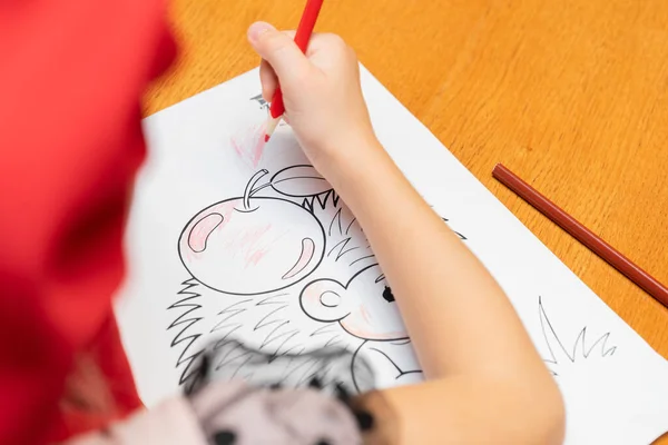 Dziecko Czapce Artysty Uczy Się Rysować Mistrzowskich Zajęciach Dla Dzieci — Zdjęcie stockowe