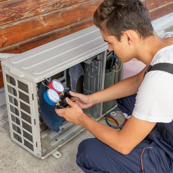 Young Master Checks Operation Inverter Air Conditioner — Stock Photo, Image