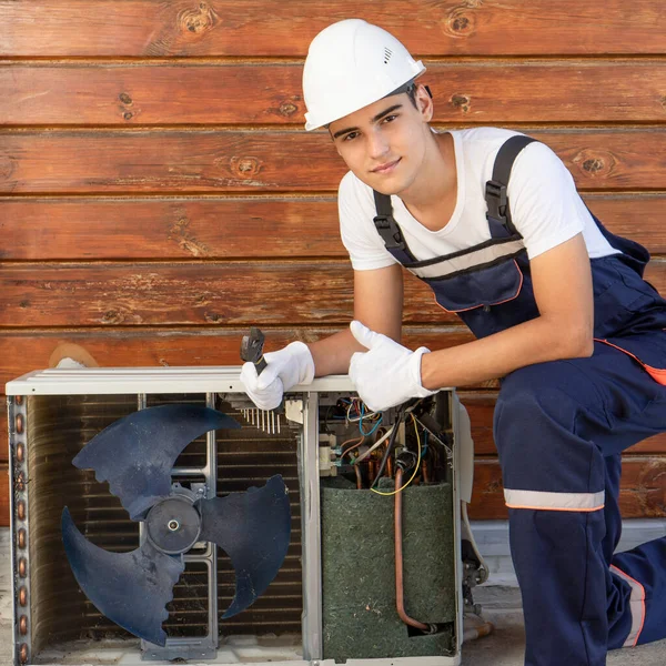 Imagem Jovem Instalador Equipamentos Condicionado Lado Condicionado Fundo Uma Parede — Fotografia de Stock