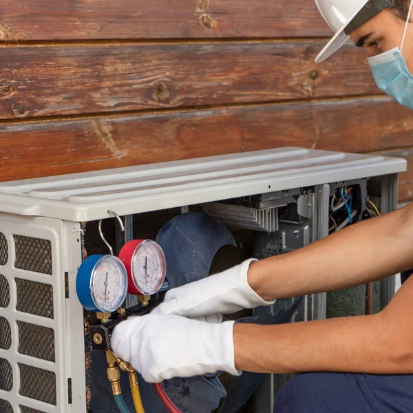 Airco Installateur Met Een Beschermend Medisch Masker Zijn Gezicht Repareert — Stockfoto