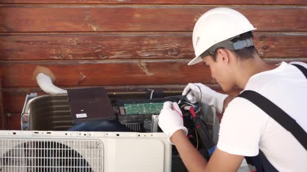 Eletricista Reparador Condicionado Verifica Funcionamento Inversor Condicionado — Vídeo de Stock