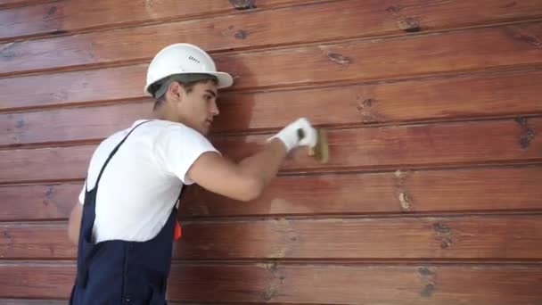 Ouvrier Couvre Mur Bois Avec Vernis Peintre Peint Mur Maison — Video