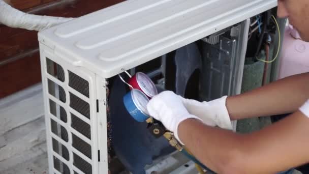 Instalator Urządzeń Hvac Klimatyzator Master Sprawdza Uzupełnia Klimatyzator Freonem — Wideo stockowe
