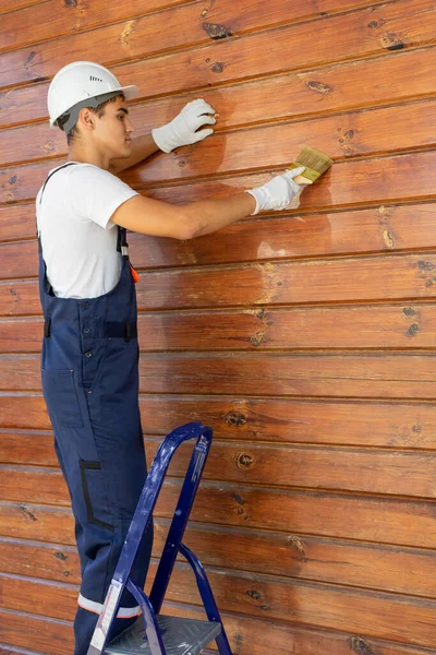 Constructor Cubre Una Pared Madera Con Barniz Mantenimiento Marco Una — Foto de Stock