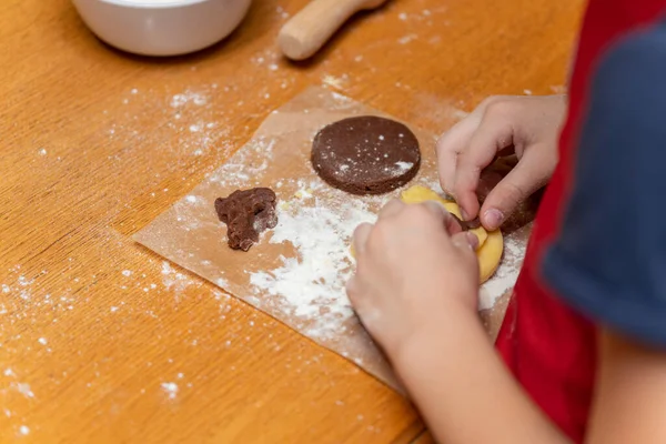 子供のための料理教室でケーキを調理する子供の手 — ストック写真