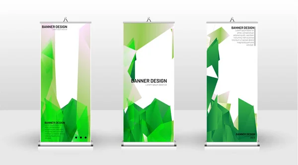 Design de modelo de banner vertical. pode ser usado para brochuras, capas, publicações, etc. Conceito de um padrão de fundo de design triangular com cor verde — Vetor de Stock
