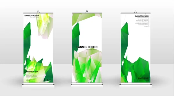 Diseño de plantilla de banner vertical. puede ser utilizado para folletos, portadas, publicaciones, etc. Concepto de un patrón de fondo de diseño triangular con color verde — Vector de stock