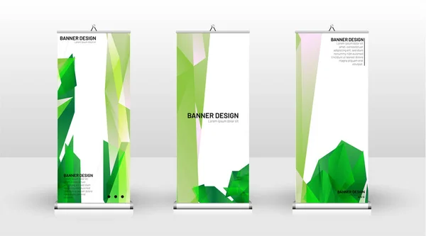 Diseño de plantilla de banner vertical. puede ser utilizado para folletos, portadas, publicaciones, etc. Concepto de un patrón de fondo de diseño triangular con color verde — Vector de stock