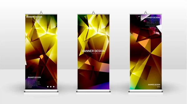 Diseño de plantilla de banner vertical. puede ser utilizado para folletos, portadas, publicaciones, etc. Concepto de un patrón de fondo de diseño triangular con color verde — Vector de stock