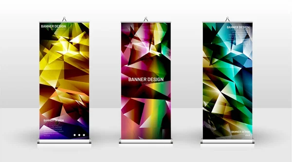 Diseño de plantilla de banner vertical. puede ser utilizado para folletos, portadas, publicaciones, etc. Concepto de un patrón de fondo de diseño triangular con color verde — Vector de stock