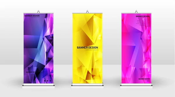 Diseño de plantilla de banner vertical. puede ser utilizado para folletos, portadas, publicaciones, etc. el concepto de un patrón de fondo de diseño triangular — Vector de stock