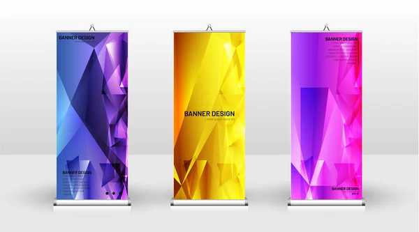 Diseño de plantilla de banner vertical. puede ser utilizado para folletos, portadas, publicaciones, etc. el concepto de un patrón de fondo de diseño triangular — Vector de stock