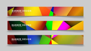 Renkli geometrik degrade arka planlara sahip soyut dikdörtgen vektör afişleri