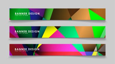 Renkli geometrik degrade arka planlara sahip soyut dikdörtgen vektör afişleri