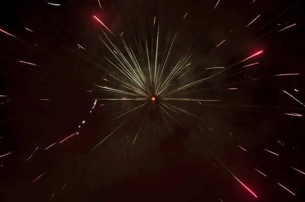 Espectacular y colorido espectáculo de fuegos artificiales — Foto de Stock