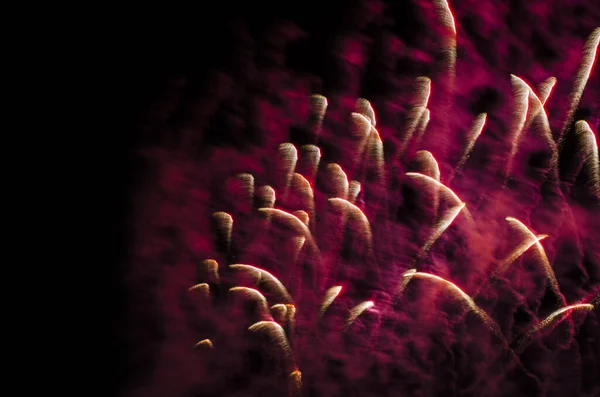 Захватывающее и красочное шоу фейерверков — стоковое фото