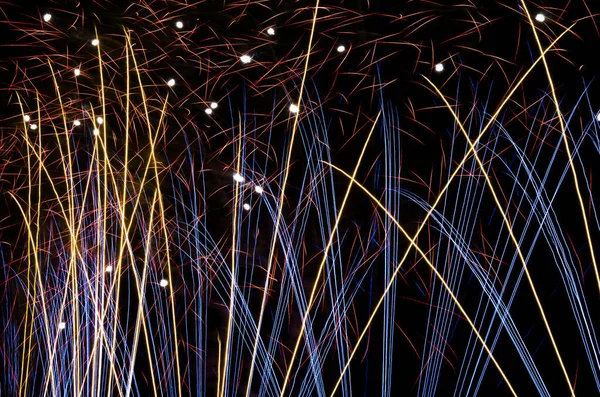 Захватывающее и красочное шоу фейерверков — стоковое фото