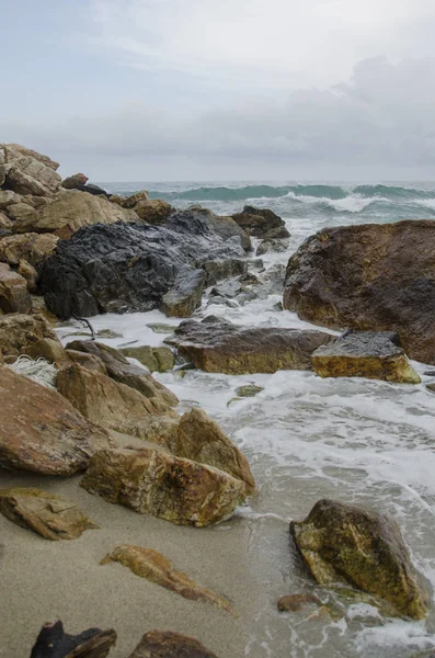 Paisaje de playa rocosa en el Parque Nacional Tayrona, Colombia —  Fotos de Stock